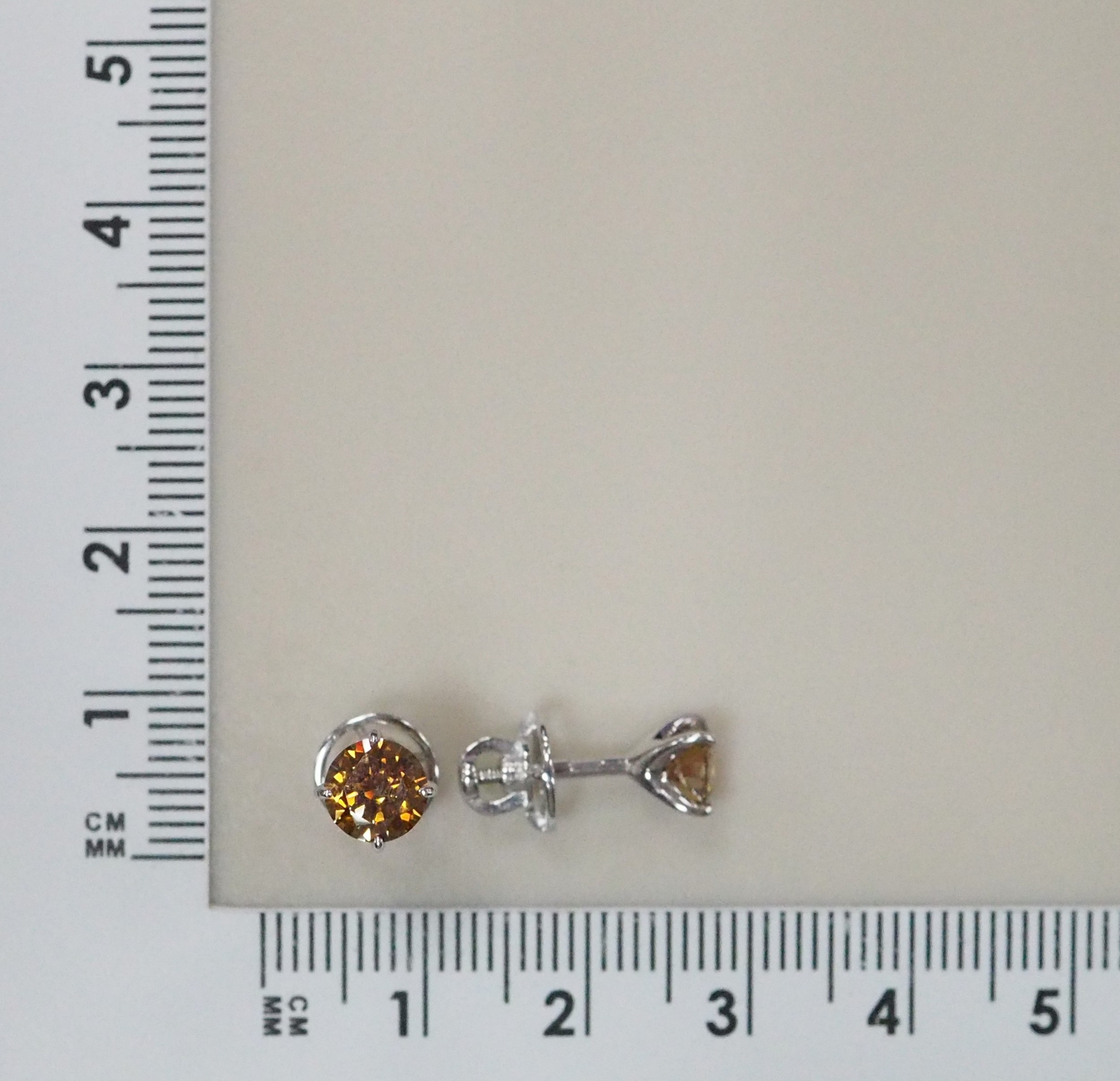 Серебряные серьги-пусеты с коричневыми муассанитами